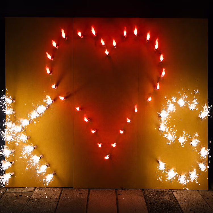 Lichterbild Brennendes rotes Herz mit Buchstaben Zwei Buchstaben nach Wahl Geschenkidee Hochzeit Verlobung Jubiläum Liebesbeweis Lichterbild rotes Herz mit 2 Buchstaben zum Beispiel K und S.