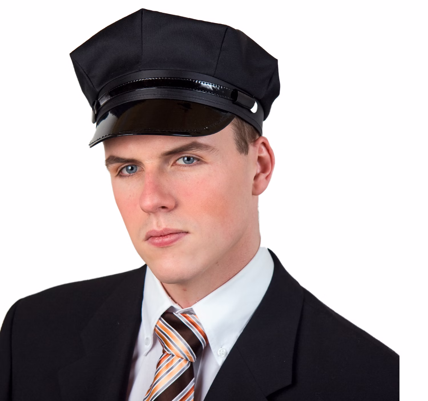 Chauffeur-Set Hochzeit 8-tlg. mit Schirm, Chaffeur-Schirmmütze & Brautauto-Deko Handschuhe Schleifenband Autoschleife Zubehör Brautwagen Hochzeitsfahrer im schwarzen Anzug trägt eine schwarze Chauffeur-Schirmmütze mit glänzendem Schild und Zierband.