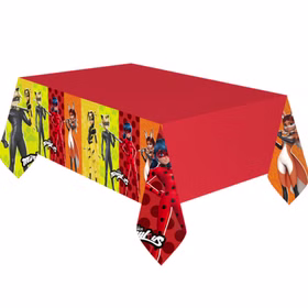 Rote Tischdecke auf Papier mit Miraculous-Motiven an den Seiten.