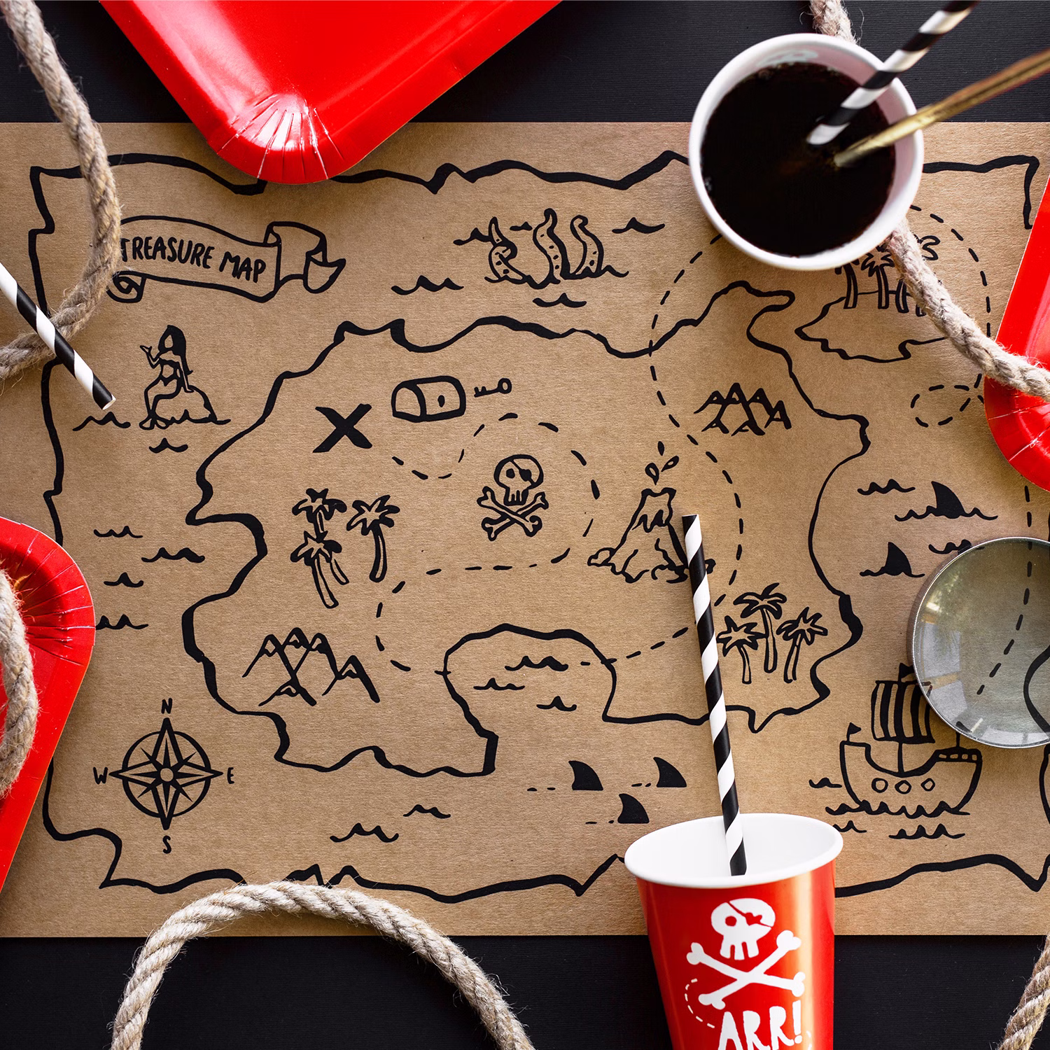 Piraten Partybecher Rot Schwarz Weiß 6 Stück 220 ml Piratenparty Deko Tisch-Deko Geburtstag Kindergeburtstag Mottoparty Piratenparty Piratenbecher mit schwarzem Getränk und gestreiftem Papierstrohhalm auf dekorativer Schatzkarten-Tischunterlage.