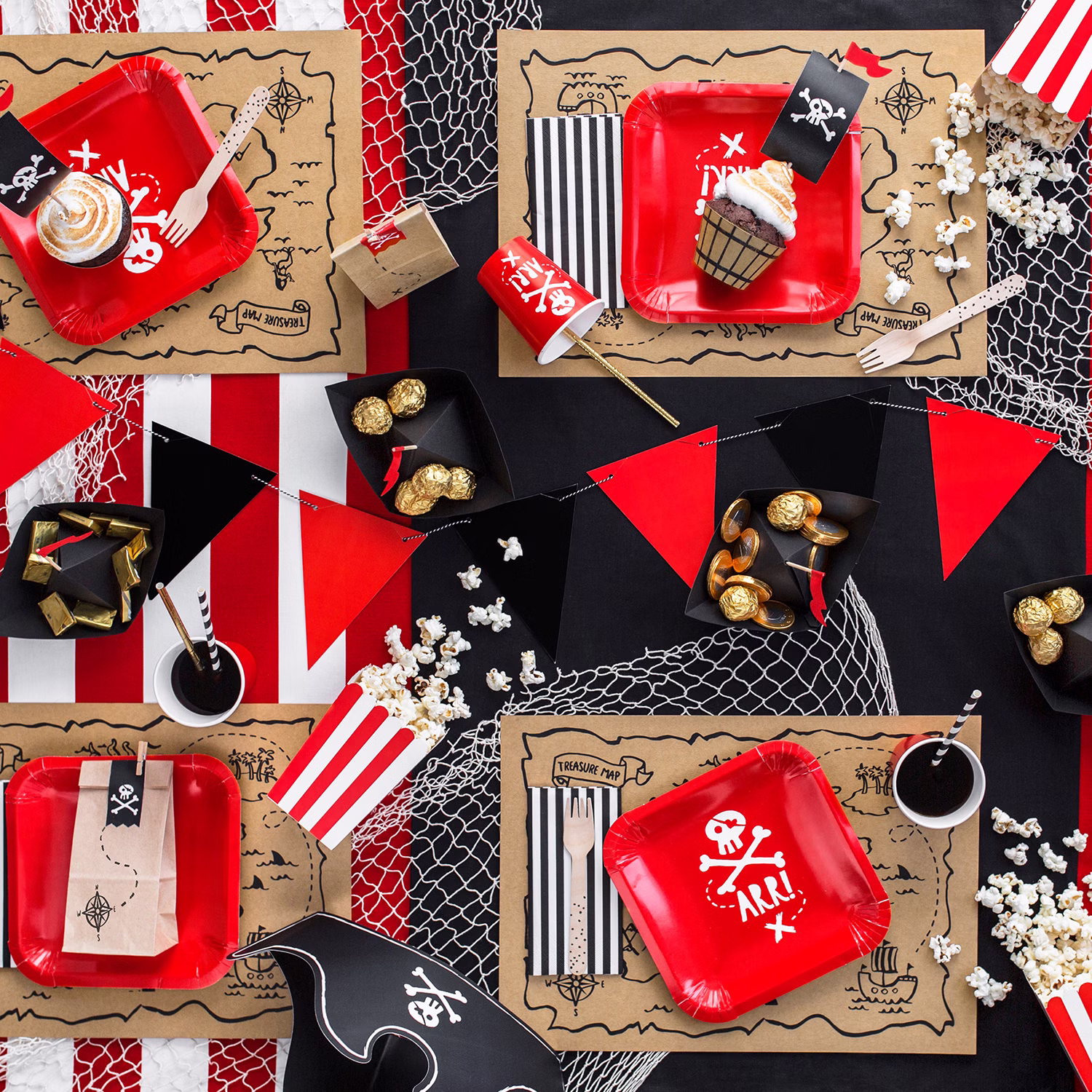 Piraten Partybecher Rot Schwarz Weiß 6 Stück 220 ml Piratenparty Deko Tisch-Deko Geburtstag Kindergeburtstag Mottoparty Piratenparty Piraten-Partybuffet mit roten Trinkbechern, Tellern, Popcornboxen und maritimer Dekoration im Schatzinsel-Stil.