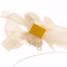 Rückseite einer Organza-Schleife mit gelbem Klebepunkt zur einfachen Befestigung der Hochzeitsgirlande auf der Motorhaube.