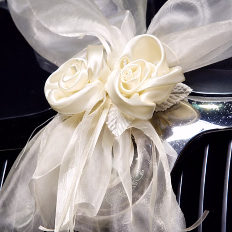 Autoschmuck Deko 2 Girlanden mit Blüten Creme 180 cm Motorhaube Hochzeitsauto Wedding Car Organza-Girlande mit Rosenblüten Dekoration Nahaufnahme der cremefarbenen Stoffrosen mit feinen Perlendetails und transparentem Organza-Band, befestigt an der Vorderseite eines Fahrzeugs.