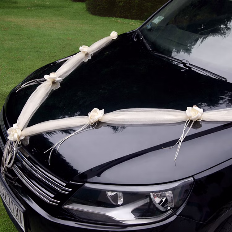 Autoschmuck Deko 2 Girlanden mit Blüten Creme 180 cm Motorhaube Hochzeitsauto Wedding Car Organza-Girlande mit Rosenblüten Dekoration Cremefarbene Organza-Girlande mit Rosenblüten in V-Form auf der Motorhaube eines schwarzen Autos als elegante Hochzeitsdekoration befestigt.