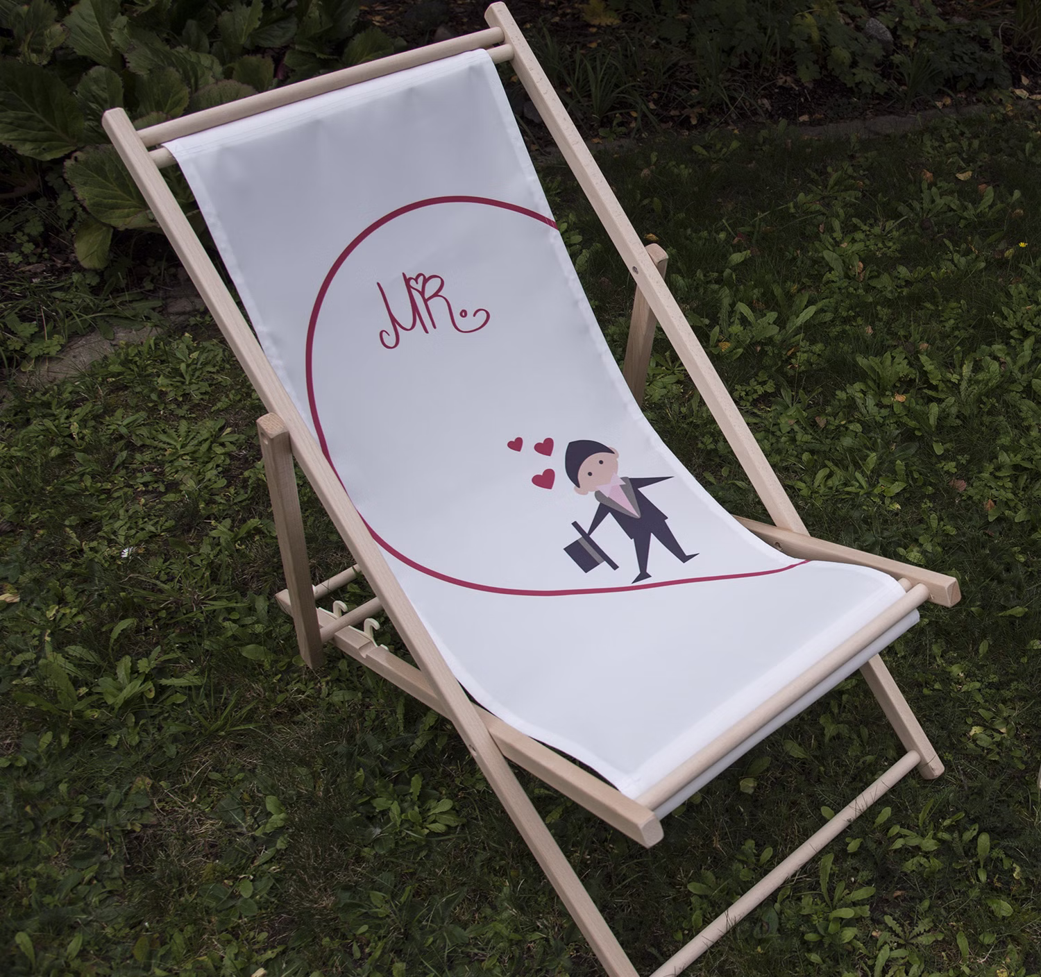 Hochzeits-Liegestuhl Mr. & Mrs. für Braut und Bräutigam Brautpaar individuelles Hochzeitsgeschenk 2 Liegestühle Geschenkidee zur Hochzeit Gastgeschenk Hochzeitsfeier Detailaufnahme des Mr. Liegestuhls auf grüner Wiese stehend seitlich von Oben.