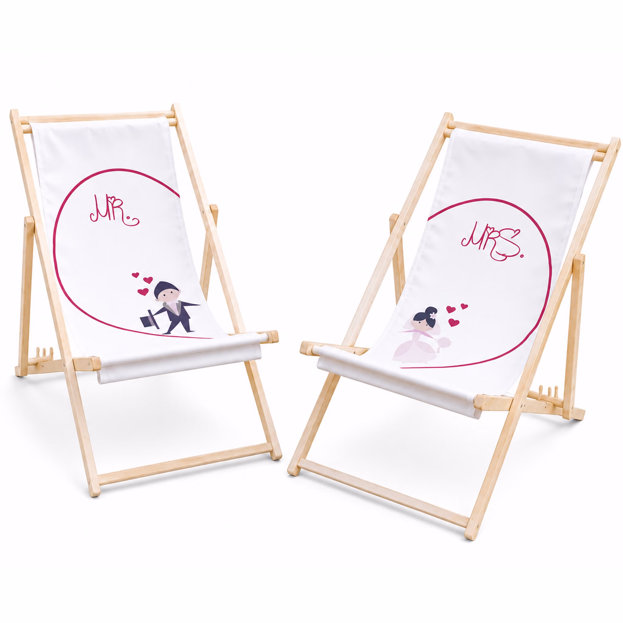 Hochzeits-Liegestuhl Mr. & Mrs. für Braut und Bräutigam Brautpaar individuelles Hochzeitsgeschenk 2 Liegestühle Geschenkidee zur Hochzeit Gastgeschenk Hochzeitsfeier Zwei Liegestühle im Set mit Mr.- und Mrs.-Motiv, hellem Holzrahmen und weißem Hintergrund.