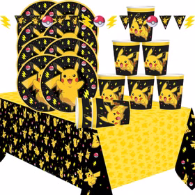 Pokémon Party-Dekoration mit Pikachu-Tellern, Bechern, schwarz-gelber Tischdecke und Wimpelkette mit Pokéball- und Blitzmotiven.