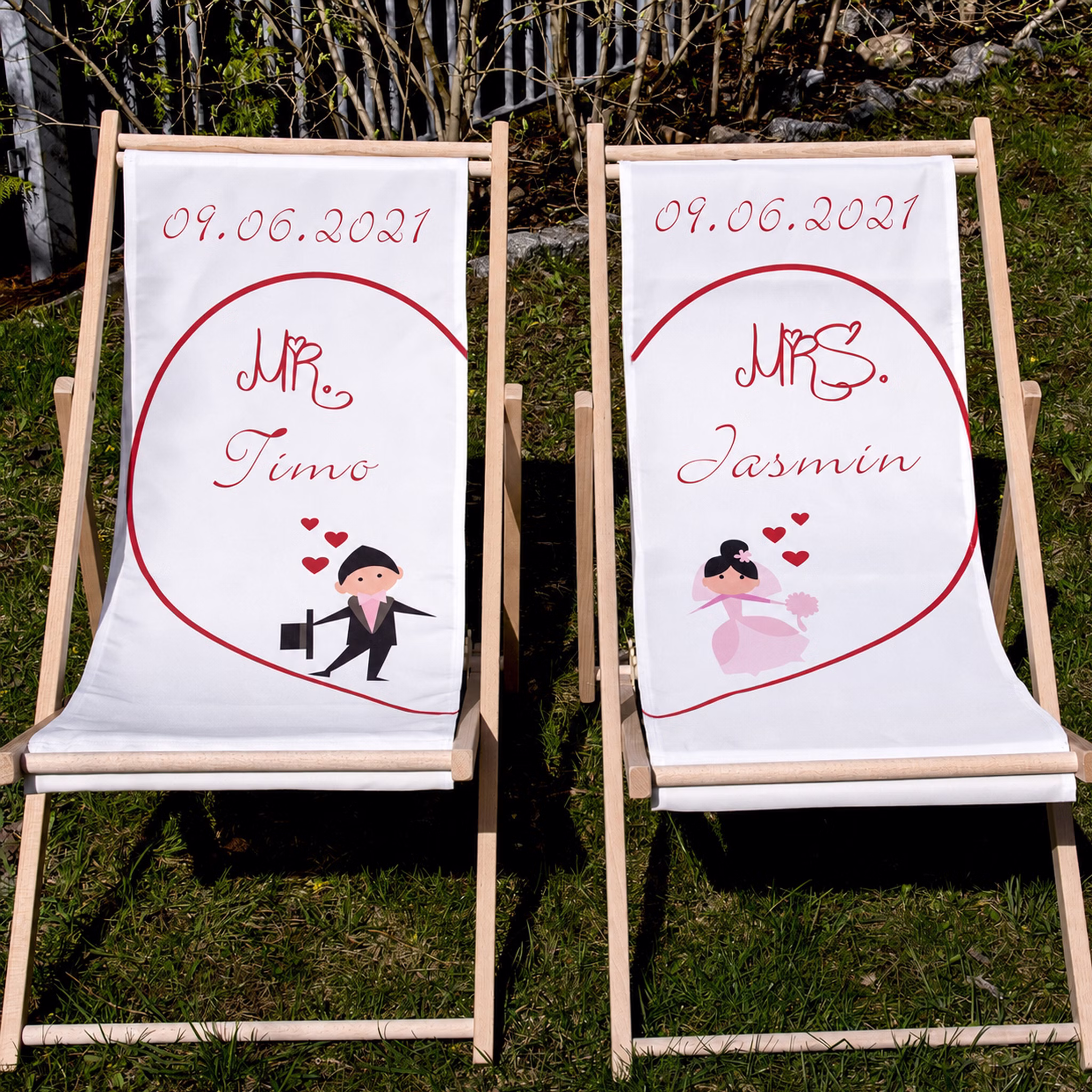 Zwei personalisierte Mr. & Mrs. Liegestühle mit den Namen Timo und Jasmin sowie Hochzeitsdatum im Garten.