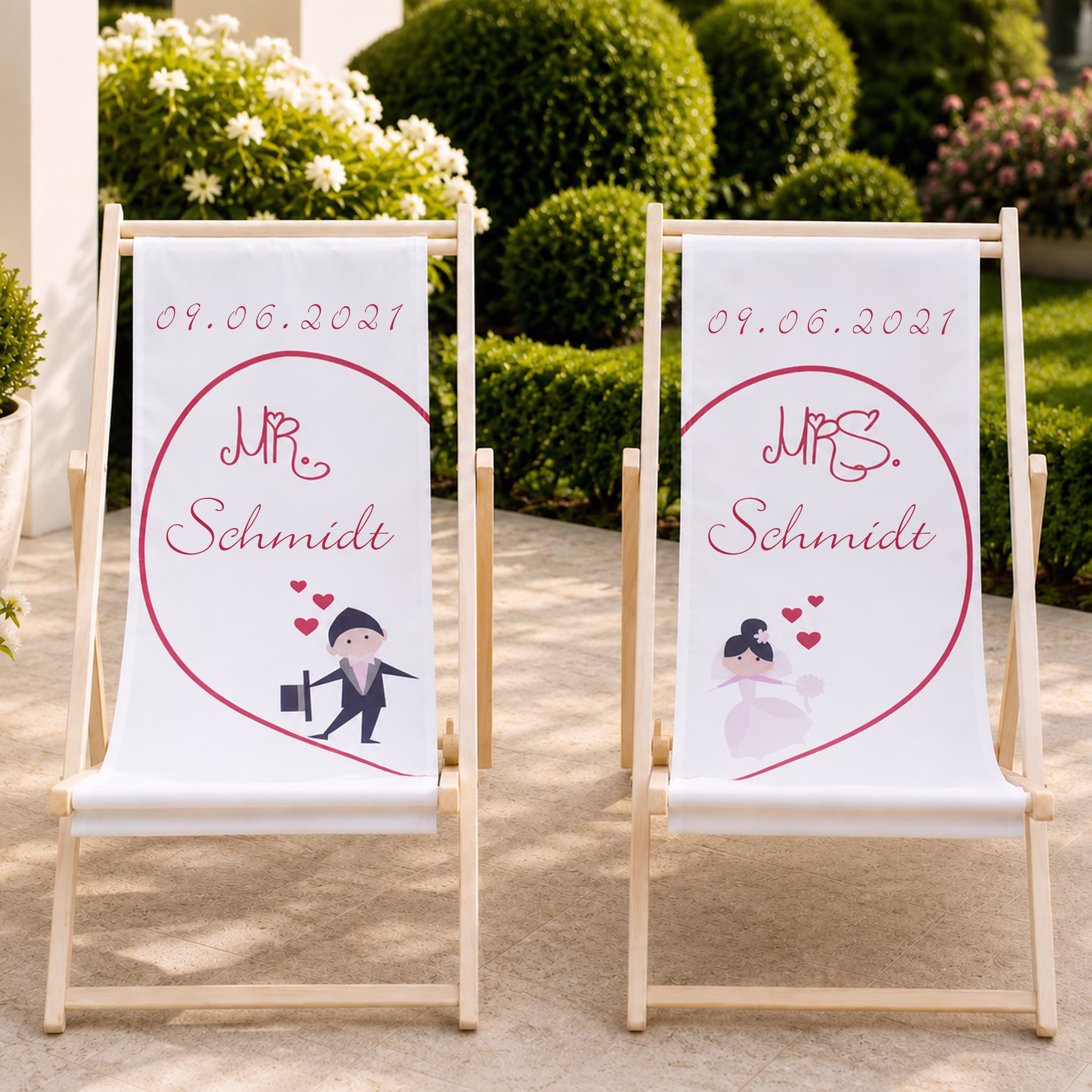Zwei personalisierte Mr. & Mrs. Liegestühle mit Nachname Schmidt und Hochzeitsdatum auf sonniger Terrasse. Hinweis: KI generiertes Bild
