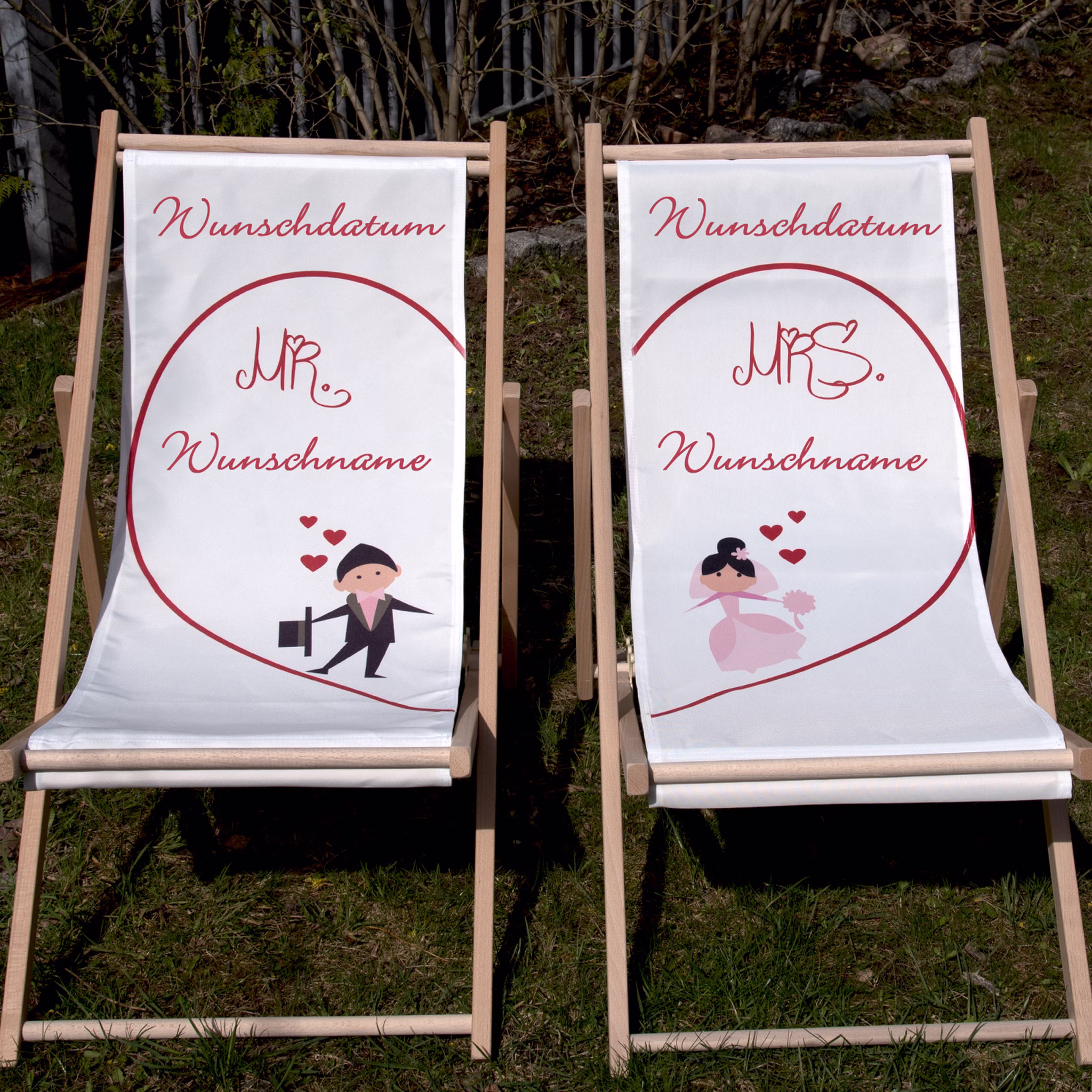 Zwei personalisierbare Mr. & Mrs. Hochzeits-Liegestühle mit Wunschdatum und Wunschname stehen im Garten.