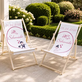 Seitenansicht von zwei personalisierten Hochzeits-Liegestühlen mit Nachname Schmidt auf heller Gartenterrasse. Hinweis: KI generiertes Bild