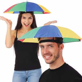 Fotobox Kostüm-Zubehör 24-tlg. – Party-Spaß für Hochzeit, Geburtstag & JGA Perücken Hüte Augenmaske Brille Haarreifen Kette Ohrringe Accessoires Mottoparty Zwei Personen mit Regenschirm-Hut als lustiges Party-Accessoire dargestellt.