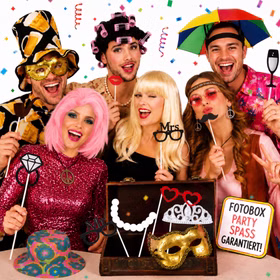 Fotobox Kostüm-Zubehör 24-tlg. – Party-Spaß für Hochzeit, Geburtstag & JGA Perücken Hüte Augenmaske Brille Haarreifen Kette Ohrringe Accessoires Mottoparty Übersicht des Fotobox-Sets mit Perücken, Hüten, Brillen, Maske, Schmuck, Haarreifen und verschiedenen Fotorequisiten am Stab.