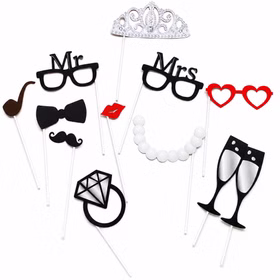 Fotobox Kostüm-Zubehör 24-tlg. – Party-Spaß für Hochzeit, Geburtstag & JGA Perücken Hüte Augenmaske Brille Haarreifen Kette Ohrringe Accessoires Mottoparty 12 Fotorequisiten am Stab mit Mr. & Mrs.-Brillen, Krone, Herzbrille, Kussmund, Pfeife, Bart, Fliege, Halskette, Ring und Sektgläsern für Hochzeitsfotos.