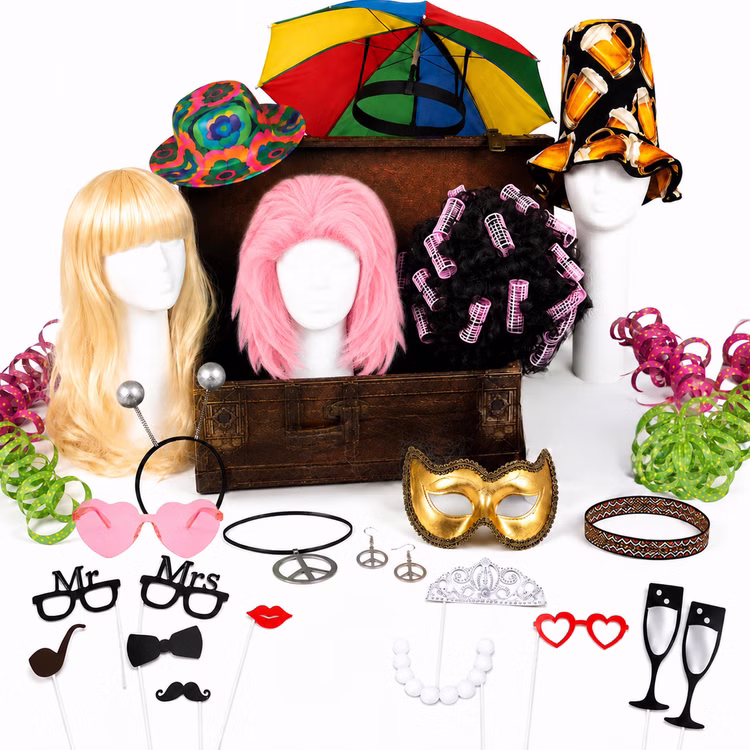 Fotobox Kostüm Zubehör 24 teilig Übersicht Übersicht des Fotobox-Sets mit Perücken, Hüten, Brillen, Maske, Schmuck, Haarreifen und verschiedenen Fotorequisiten am Stab.