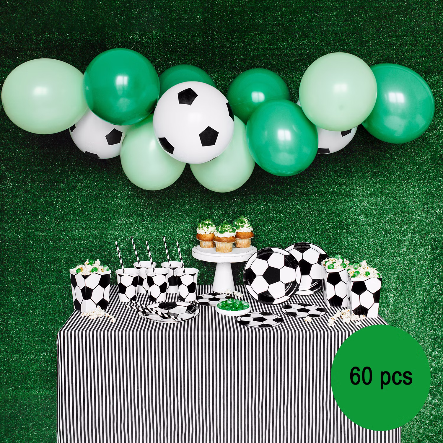 Fußball Party-Dekoration mit Ballongirlande und Hinweis auf den 60-teiligen Lieferumfang.