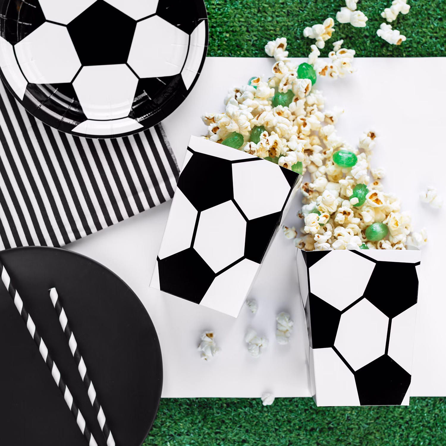 Popcornboxen im Fußball-Design mit Snacks als Dekoration für Kindergeburtstag oder Fanparty.