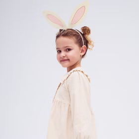 Hasenohren Haarreif Bastel-Set 4 Stück DIY Osterohren Rosa Creme Ostern SALE Hasenkostüm Oster-Deko Oster-Basteln Kindergeburtstag Fasching Karneval und Mottopartys Kind trägt einen fertig gebastelten Hasenohren-Haarreif in Creme und Rosa als Oster-Accessoire.