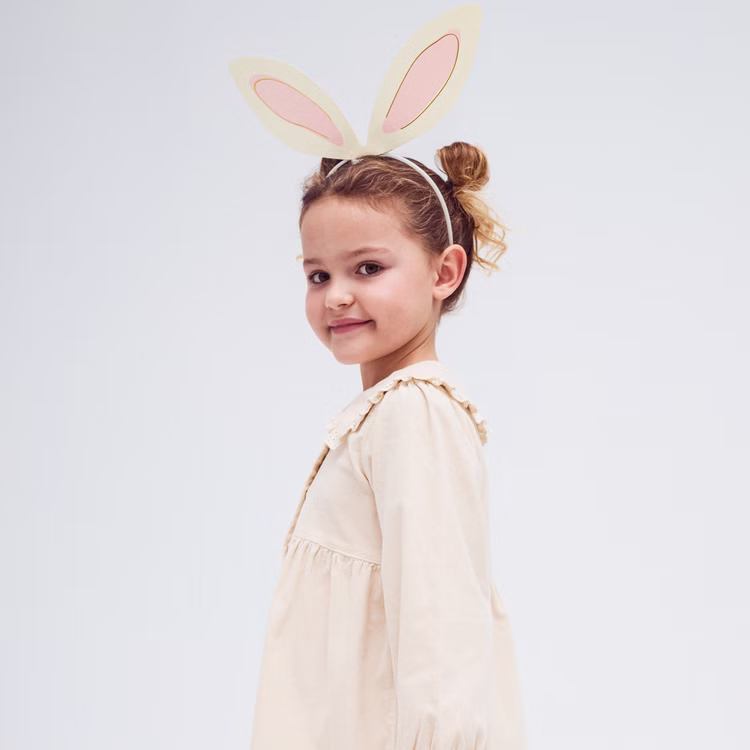 Hasenohren Haarreif Bastel-Set 4 Stück DIY Osterohren Rosa Creme Ostern SALE Hasenkostüm Oster-Deko Oster-Basteln Kindergeburtstag Fasching Karneval und Mottopartys Kind trägt einen fertig gebastelten Hasenohren-Haarreif in Creme und Rosa als Oster-Accessoire.