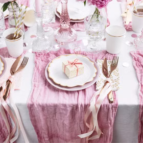 Tischkartenhalter Herzen Roségold 10 Stück Platzkartenhalter Hochzeit Geburtstag SALE Fotohalter Rosé Tischdeko Taufe Jugendweihe Kommunion Tisch-Deko Dekoration Zubehör Dekorative Hochzeitstafel in Roségold geschmückt.