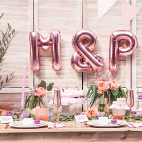 Tischkartenhalter Herzen Roségold 10 Stück Platzkartenhalter Hochzeit Geburtstag SALE Fotohalter Rosé Tischdeko Taufe Jugendweihe Kommunion Tisch-Deko Dekoration Zubehör Dekorative Hochzeitstafel in Roségold geschmückt.