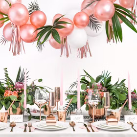 Tischkartenhalter Herzen Roségold 10 Stück Platzkartenhalter Hochzeit Geburtstag SALE Fotohalter Rosé Tischdeko Taufe Jugendweihe Kommunion Tisch-Deko Dekoration Zubehör Moderne Tischdekoration mit Ballongirlande, Blumen und Herz-Platzkartenhaltern in Roségold.