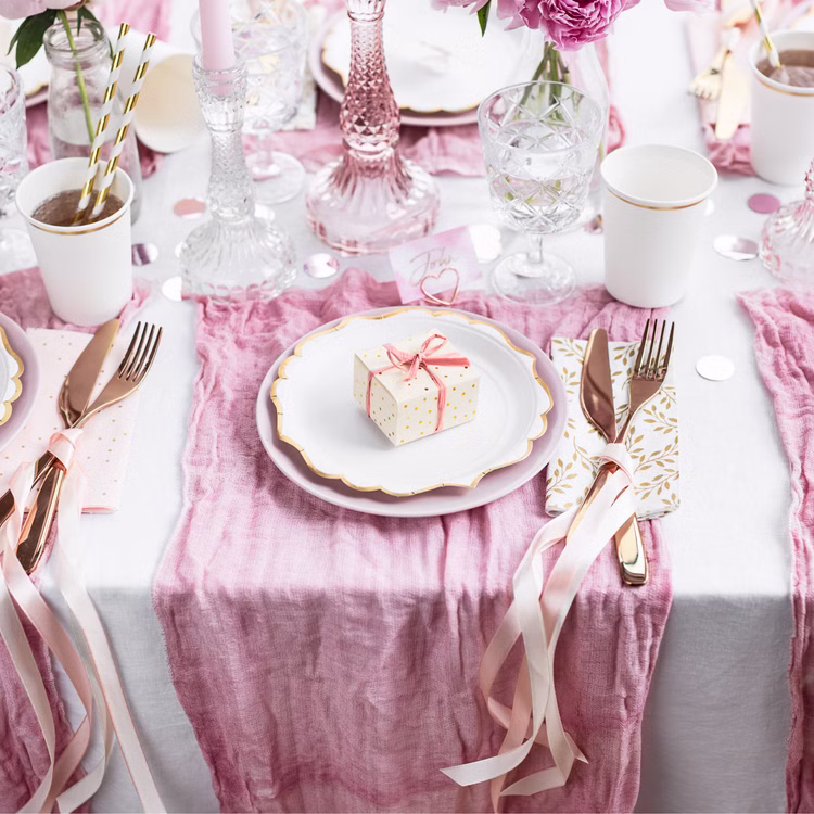 Tischkartenhalter Herzen Roségold 10 Stück Platzkartenhalter Hochzeit Geburtstag SALE Fotohalter Rosé Tischdeko Taufe Jugendweihe Kommunion Tisch-Deko Dekoration Zubehör Dekorative Hochzeitstafel in Roségold geschmückt.