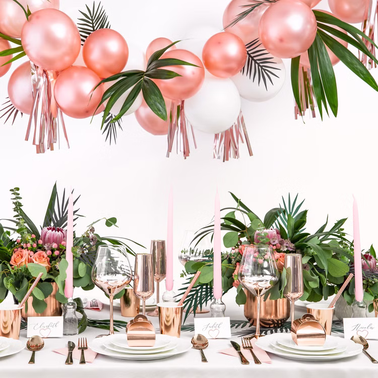 Tischkartenhalter Herzen Roségold 10 Stück Platzkartenhalter Hochzeit Geburtstag SALE Fotohalter Rosé Tischdeko Taufe Jugendweihe Kommunion Tisch-Deko Dekoration Zubehör Moderne Tischdekoration mit Ballongirlande, Blumen und Herz-Platzkartenhaltern in Roségold.
