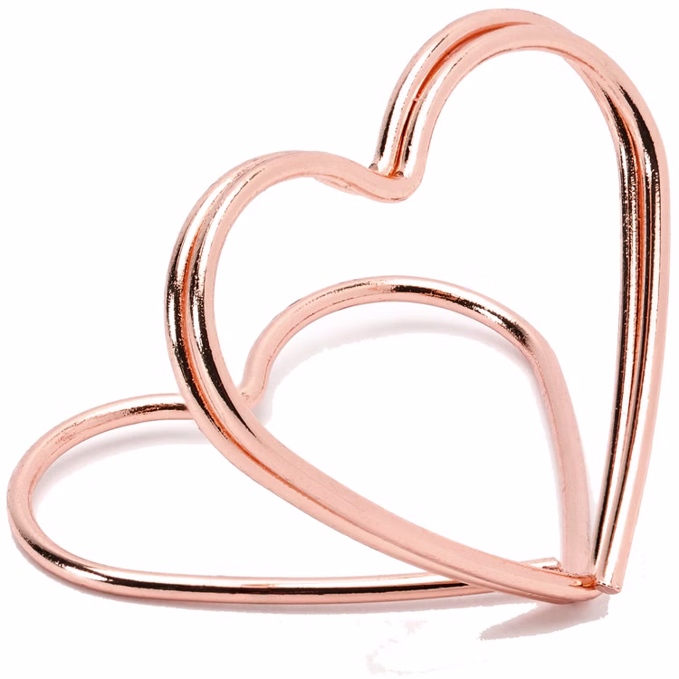 Tischkartenhalter Herzen Roségold 10 Stück Platzkartenhalter Hochzeit Geburtstag SALE Fotohalter Rosé Tischdeko Taufe Jugendweihe Kommunion Tisch-Deko Dekoration Zubehör Roségoldfarbene Tischkartenhalter aus Metall in romantischer Herzform als elegante Tischdekoration.