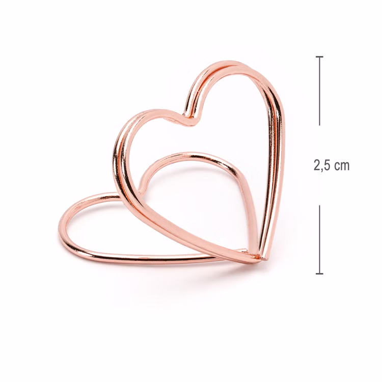 Tischkartenhalter Herzen Roségold 10 Stück Platzkartenhalter Hochzeit Geburtstag SALE Fotohalter Rosé Tischdeko Taufe Jugendweihe Kommunion Tisch-Deko Dekoration Zubehör Herzförmiger Kartenhalter in Roségold mit Maßangabe von 2,5 Zentimetern Höhe.