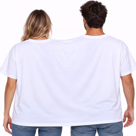 Eine Frau und ein Mann tragen gemeinsam das weiße Doppel-T-Shirt für zwei Personen in der Rückansicht. Die Rückseite ist ohne Aufdruck. Hinweis: KI generiertes Bild
