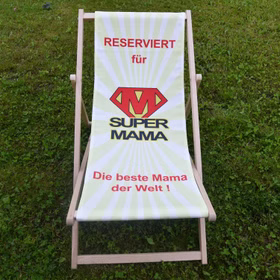 Liegestuhl mit Motiv Super-Mama von Vorne im Gras stehend