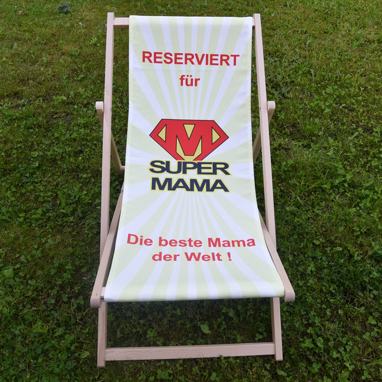 Super Mama Liegestuhl Geschenk für Mama zum Geburtstag & Muttertag Beste Mama der Welt Geschenkidee SALE Muttertag Heldin des Alltags Originelles Muttertagsgeschenk Liegestuhl mit Motiv Super-Mama von Vorne im Gras stehend