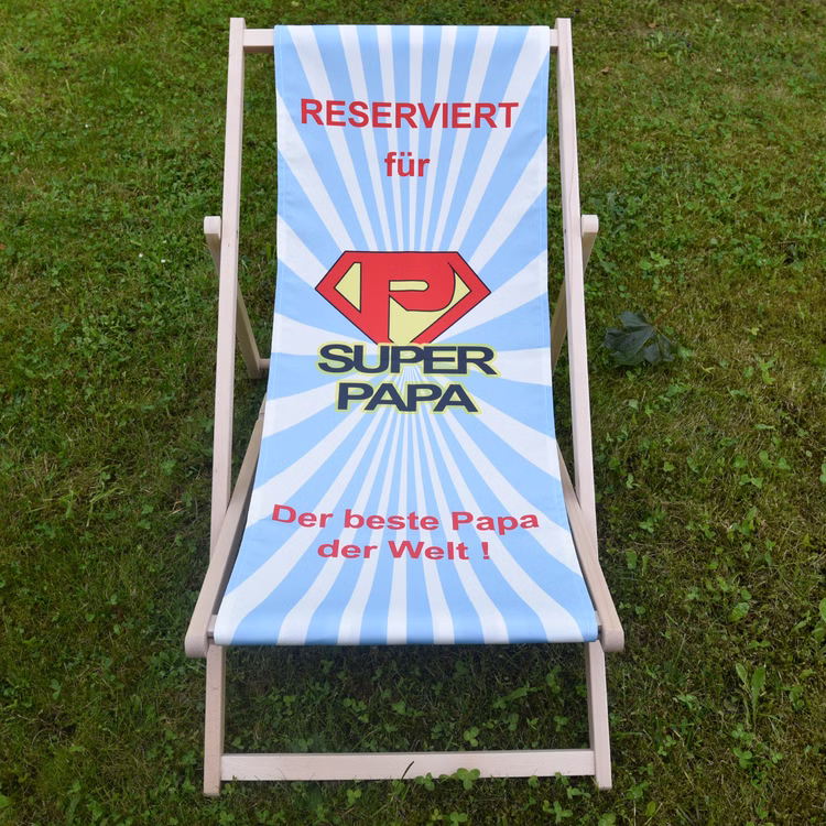 Liegestuhl Set Super Mama & Super Papa Geschenk für Eltern 2 Stück Muttertag Vatertag SALE Geschenkidee Geburtstag Geschenk Eltern Überraschung Familiengeschenk Liegestuhl mit Motiv Super-Papa von Vorne im Gras stehend