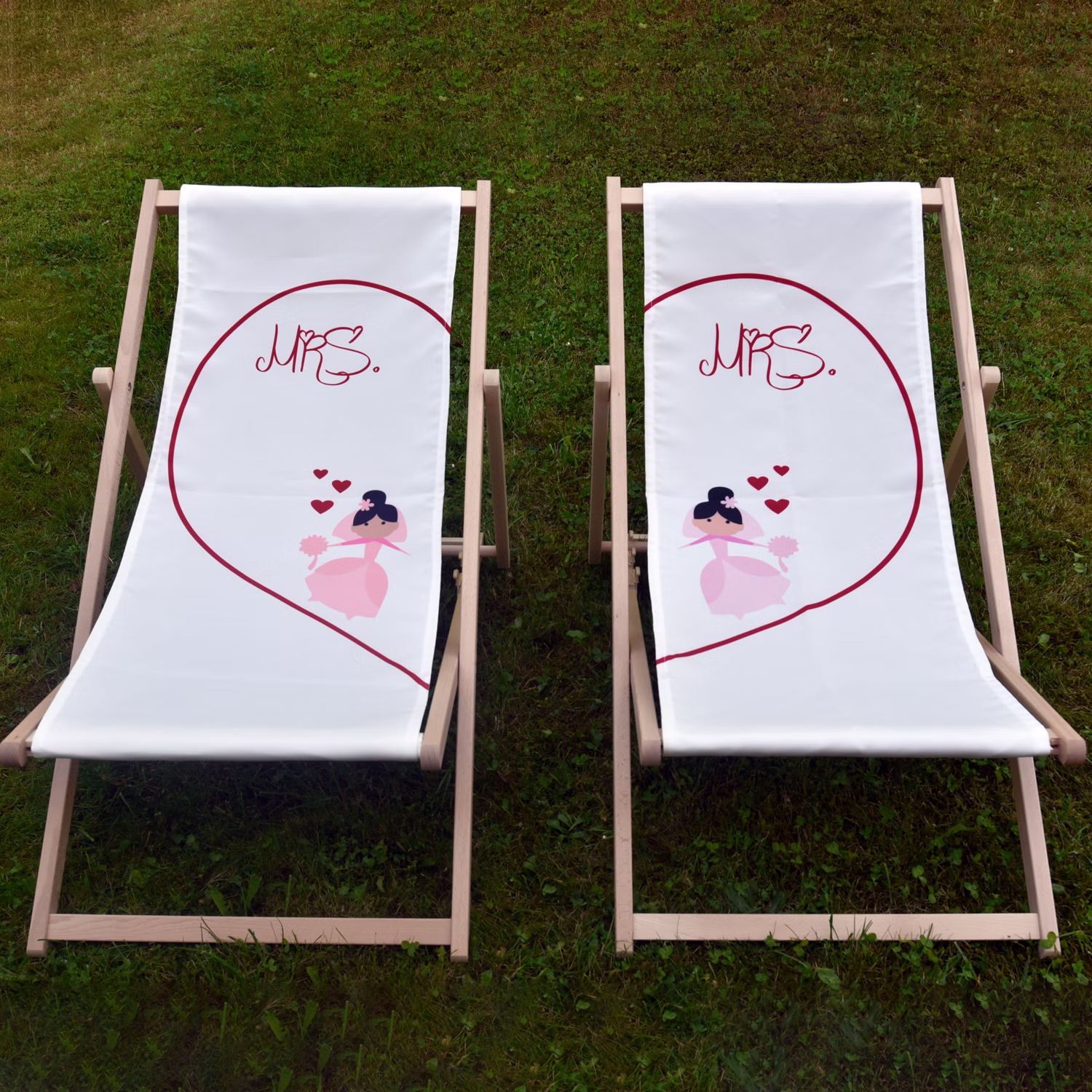 Partner Liegestuhl Mrs. & Mrs. Traupaar individuelles Hochzeitsgeschenk 2 Stück für Frauen Geschenkidee Trauung Mrs. & Mrs. Partner Liegestuhl von Vorn auf einer grünen Wiese stehend