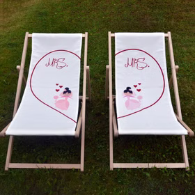 Partner Liegestuhl Mrs. & Mrs. Traupaar individuelles Hochzeitsgeschenk 2 Stück für Frauen Geschenkidee Trauung Mrs. & Mrs. Partner Liegestuhl von Vorn auf einer grünen Wiese stehend