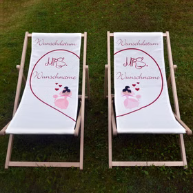 Personalisierter Partner Liegestuhl Mrs. & Mrs. mit Wunschname Datum Hochzeitsgeschenk 2 Stück Traupaar gleichgeschlechtliche Ehe Geschenkidee Hochzeit Mrs. & Mrs. Partner Liegestuhl mit Wunschname und Wunschdatum von Vorn auf einer grünen Wiese stehend
