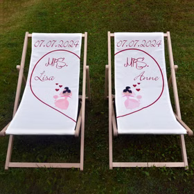 Personalisierter Partner Liegestuhl Mrs. & Mrs. mit Wunschname Datum Hochzeitsgeschenk 2 Stück Traupaar gleichgeschlechtliche Ehe Geschenkidee Hochzeit Mrs. & Mrs. Partner Liegestuhl mit den Vornamen Lisa und Anne und dem Wunschdatum 07.07.2024 von Vorn auf einer grünen Wiese stehend