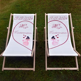 Personalisierter Partner Liegestuhl Mrs. & Mrs. mit Wunschname Datum Hochzeitsgeschenk 2 Stück Traupaar gleichgeschlechtliche Ehe Geschenkidee Hochzeit Mrs. & Mrs. Partner Liegestuhl mit den Nachnamen Mustermann und dem Wunschdatum 07.07.2024 von Vorn auf einer grünen Wiese stehend