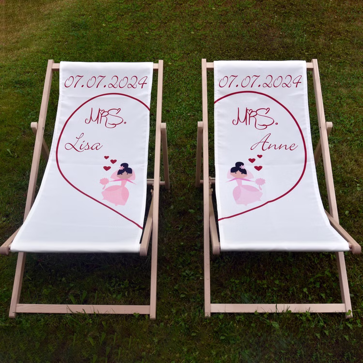 Personalisierter Partner Liegestuhl Mrs. & Mrs. mit Wunschname Datum Hochzeitsgeschenk 2 Stück Traupaar gleichgeschlechtliche Ehe Geschenkidee Hochzeit Mrs. & Mrs. Partner Liegestuhl mit den Vornamen Lisa und Anne und dem Wunschdatum 07.07.2024 von Vorn auf einer grünen Wiese stehend