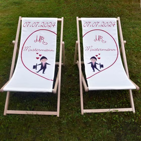 Mr. & Mr. Partner Liegestuhl mit den Nachnamen Mustermann und dem Wunschdatum 07.07.2024 von Vorn auf einer grünen Wiese stehend