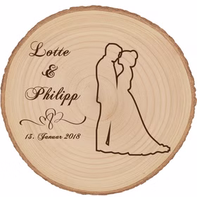 Runde Baumscheibe aus hellem Naturholz mit Rinde, graviert mit den Namen Lotte und Philipp, einer Hochzeits-Silhouette und dem Datum 13. Januar 2018.