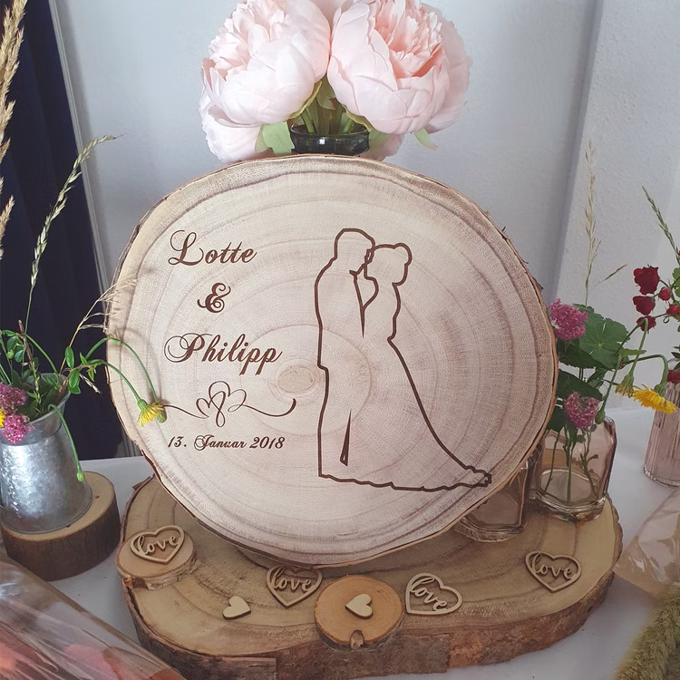 Baumscheibe mit Gravur 30 cm Brautpaar Namen und Datum Hochzeit Jahrestag Geschenkidee Hochzeitsgeschenk Silberhochzeit Baumscheibe mit Gravur Lotte & Philipp 13. Januar 2018 mit Doppelherzen und Brautpaar-Motiv.