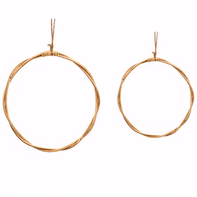 2er-Set Rattan-Kranz rund in verschiedenen Größen auf hellem Hintergrund – ideal für Hochzeit, Boho- und Vintage-Deko.