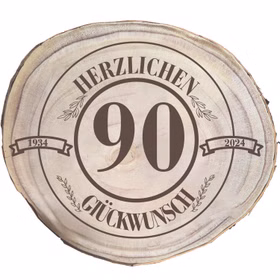 Freigestellte runde Baumscheibe aus Holz mit Gravur „Herzlichen Glückwunsch 90“ und Jahreszahlen 1934–2024.