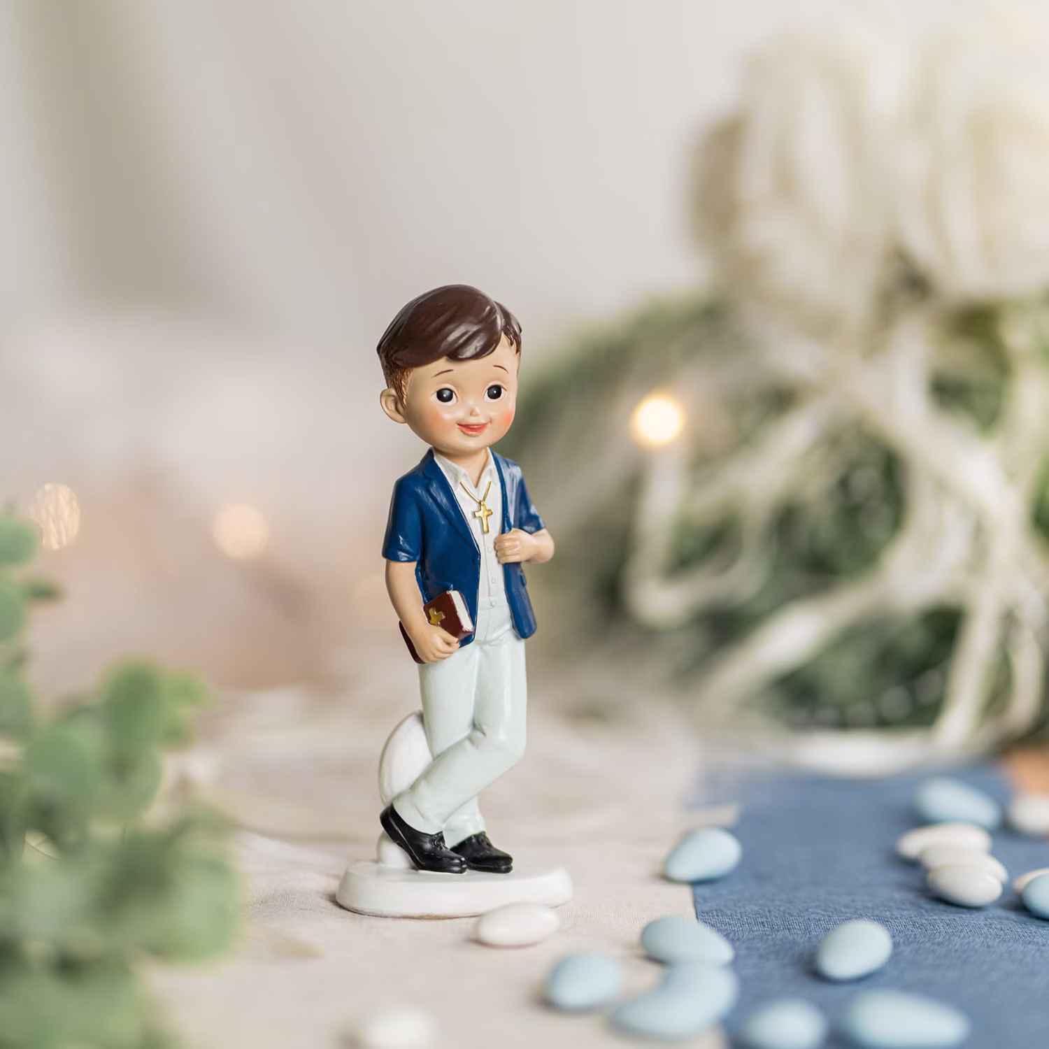 Kommunion Deko Tortenfigur für Kommunionskuchen Junge mit Kreuz 15 cm weiß blau Erstkommunion Jugendweihe Kommunions-Deko Tisch-Deko Dekoration Tortenfigur Kommunionsfigur Junge auf festlich dekorierter Tafel – schöne Erinnerung und Blickfang für Kommunionsfeiern.