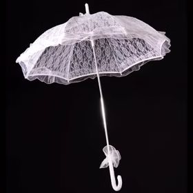 Schirm Weiß Ø 65 cm für Hochzeit Trauung mit Spitze 80 cm lang Kostüm-Zubehör Fasching Karneval Barock Deko Foto-Shooting Schirm Weißer Spitzenschirm aufgespannt mit 65 Zentimeter Durchmesser und weißem Kunststoffgriff vor schwarzem Hintergrund