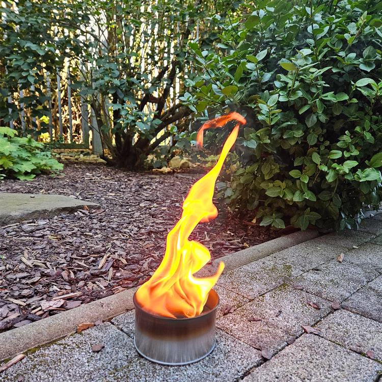Fackeltopf 2,5 h Brennzeit große Flamme Partyfeuer Gartenfackel Fackel Topf Deko Garten-Party Sommerfest Garten-Deko Tisch-Deko Fackeltopf mit 2,5 Stunden Brenndauer von Vorne im Garten stehend mit großer Flamme