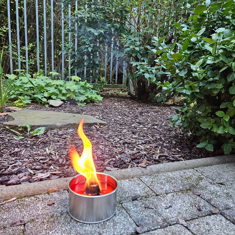 Fackeltopf 2,5 h Brennzeit große Flamme Partyfeuer Gartenfackel Fackel Topf Deko Garten-Party Sommerfest Garten-Deko Tisch-Deko Fackeltopf mit 2,5 Stunden Brenndauer von Vorne im Garten stehend mit großer Flamme