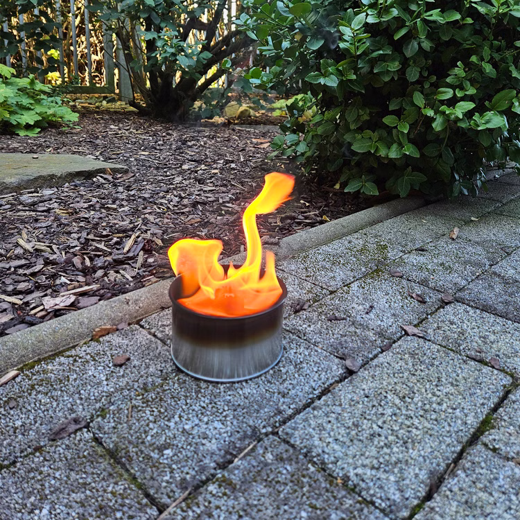 Fackeltopf 2,5 h Brennzeit große Flamme Partyfeuer Gartenfackel Fackel Topf Deko Garten-Party Sommerfest Garten-Deko Tisch-Deko Fackeltopf mit 2,5 Stunden Brenndauer von Vorne im Garten stehend mit großer Flamme